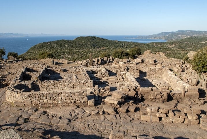 Assos Antik Kenti Kazıları ve Yeni Bulgular