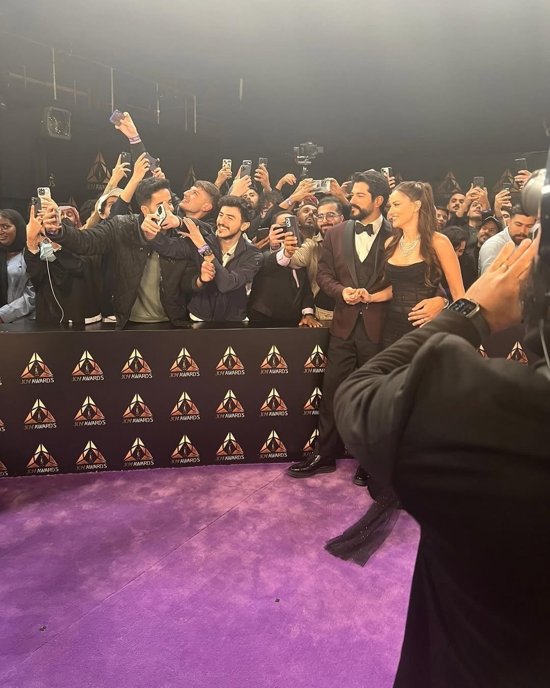 Burak Özçivit ve Fahriye Evcen, Riyad'daki Joy Awards 2025 Törenine Katıldı