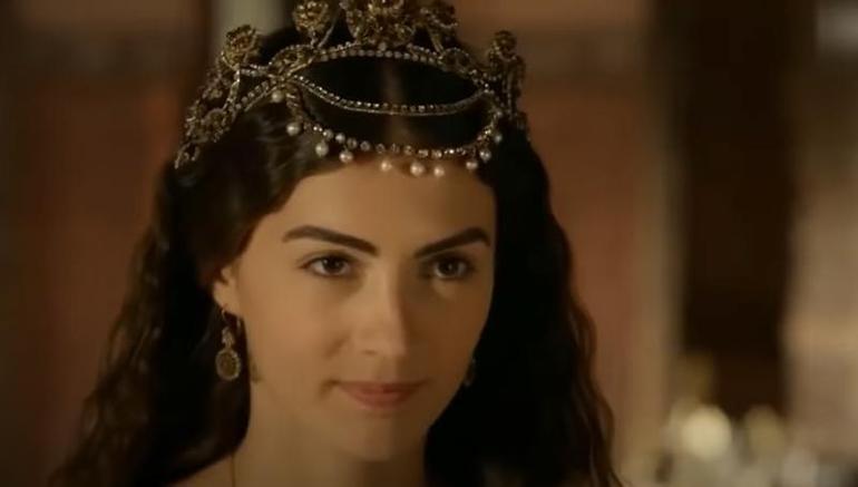 Burcu Özberk: Ekranlardan Uzak Ama Gündemde Kalıyor