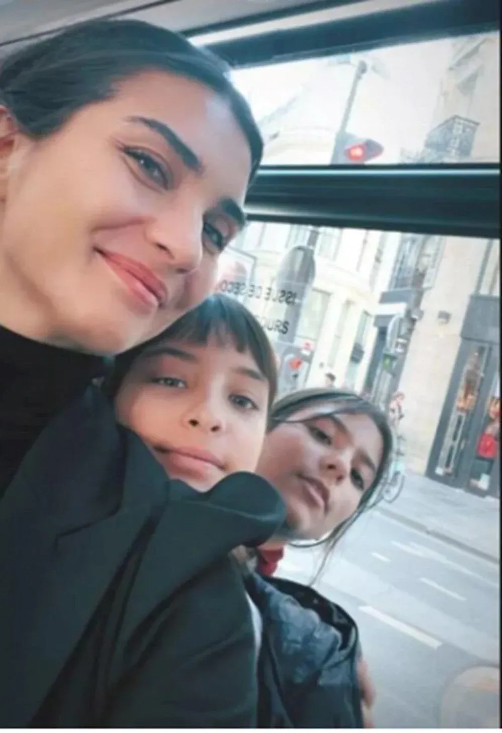 Tuba Büyüküstün ve Onur Saylak’ın İkiz Kızları Maya ve Toprak 13 Yaşına Girdi