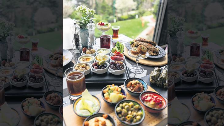 Lüks iftar sofrası altından kıymetli