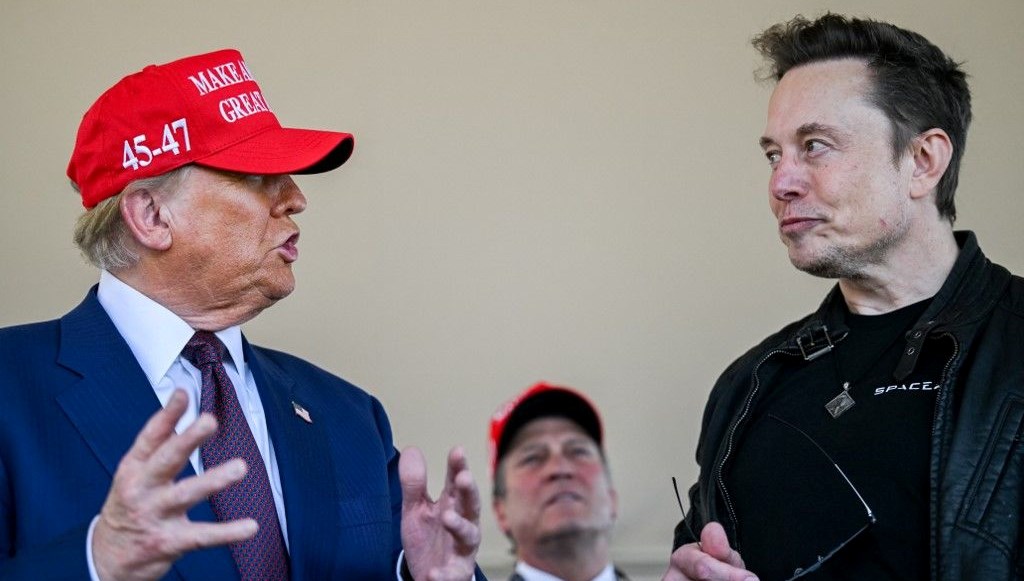 Toplumsal medyada izlenme rekoru kırdı: Trump, Musk’ın ayaklarını öptü!