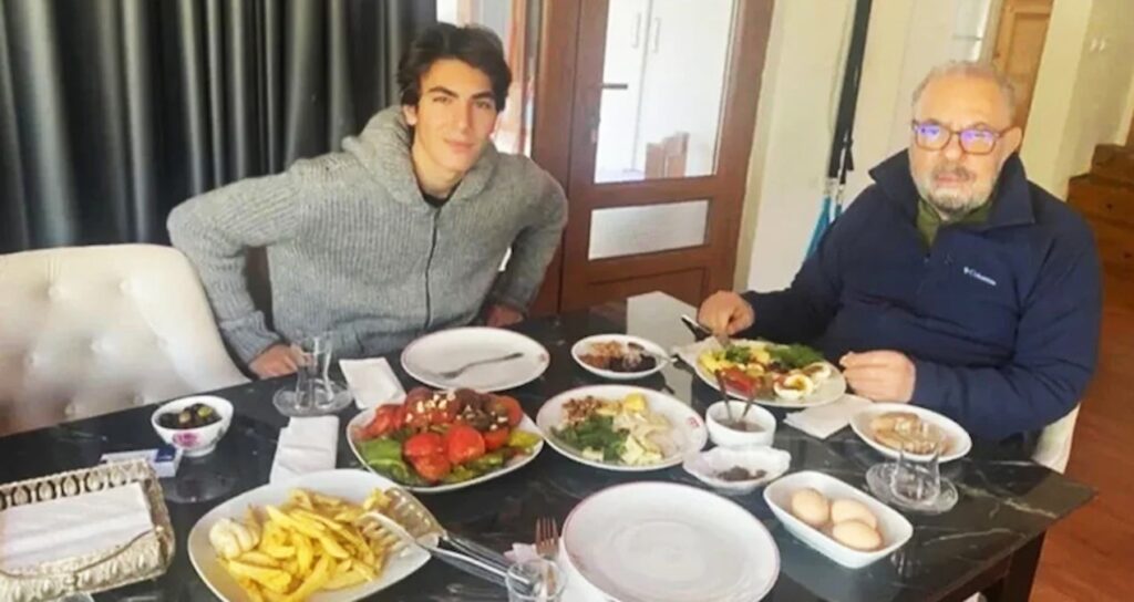 Ferdi Tayfur’un  küçük oğlundan duygusal paylaşım! Merhum babasını bu türlü andı