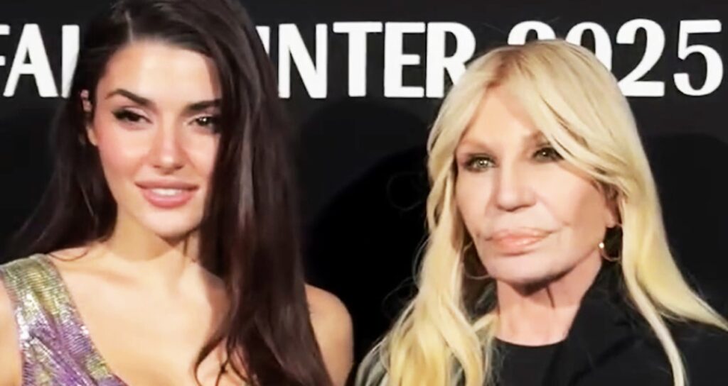 Hande Erçel, dünyaca ünlü modacı Donatella Versace ile tıpkı karede