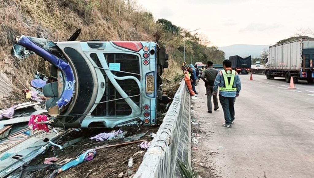Tayland’da otobüs devrildi: 18 meyyit, 31 yaralı