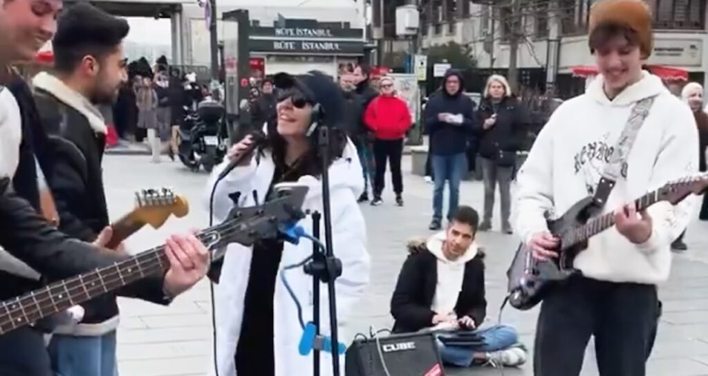 Fatma Turgut, Beşiktaş’ta kendi müziğini söyleyen sokak müzisyenlerine eşlik etti