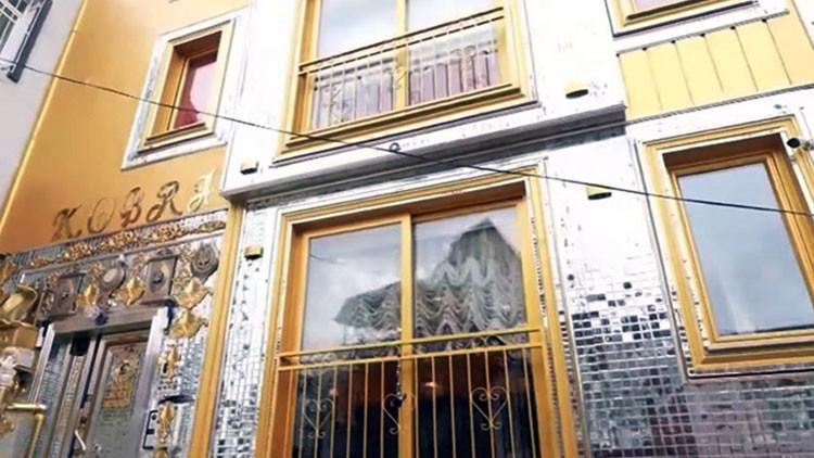 Görenler dönüp bir daha bakıyor… Kobra Murat Balat’taki 5 katlı konağının kapılarını açtı!
