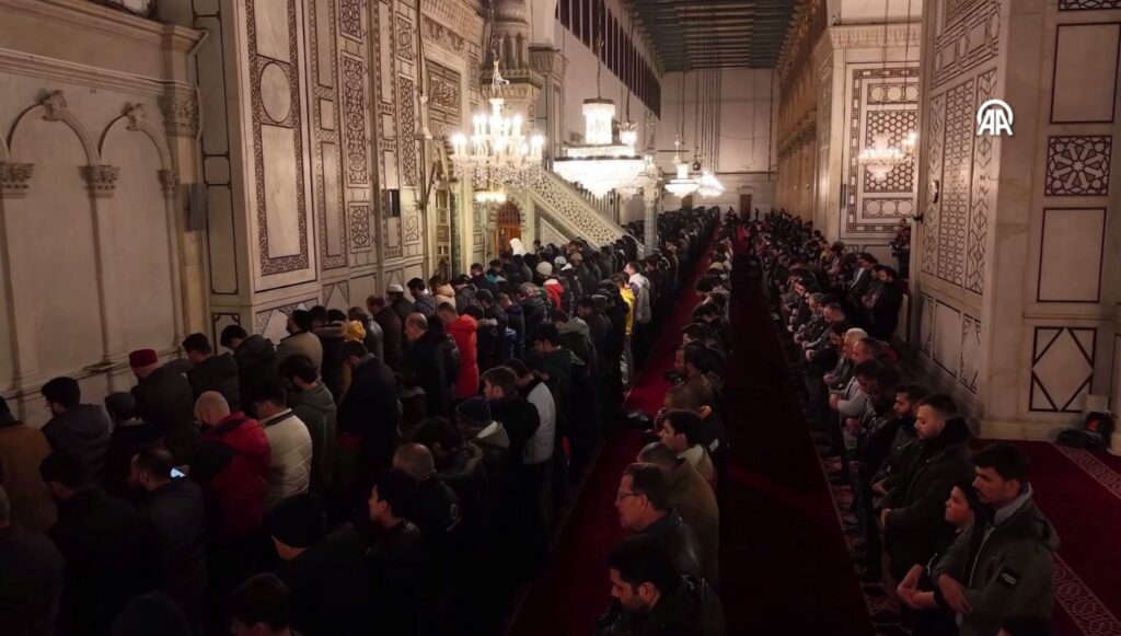 Suriye’de Esad’sız birinci Ramazan:  Emevi Mescidi’nde teravih namazı kılındı