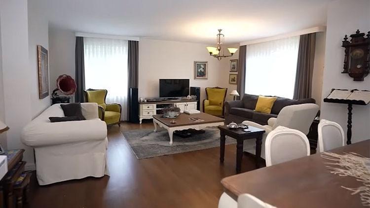 Usta sanatçı Kadıköy’deki 4 oda 1 salon meskeninin kapılarını açtı!