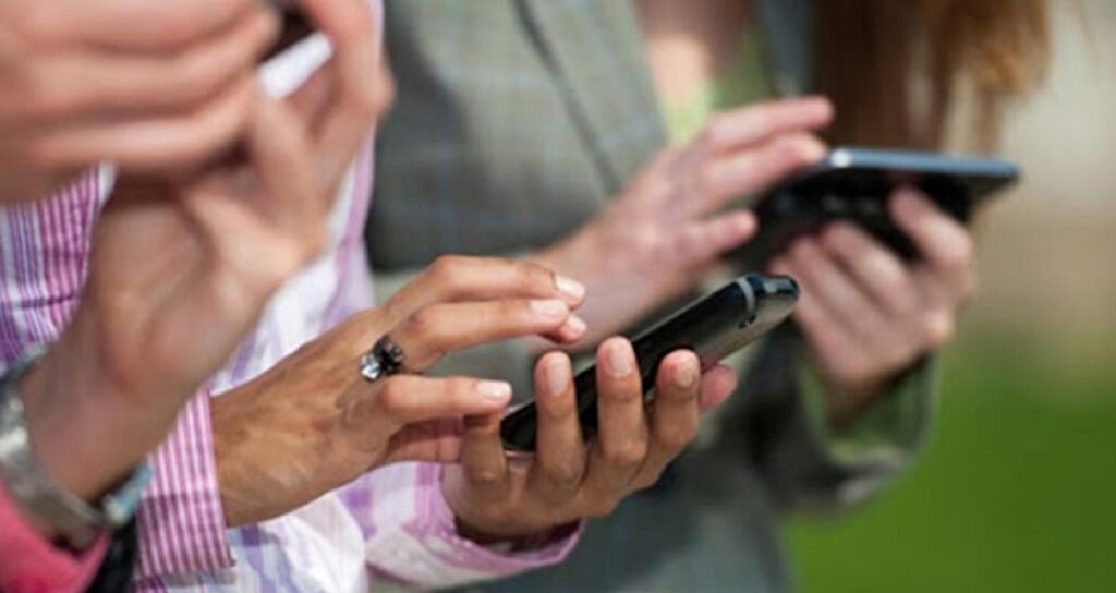 Akıllı telefon kullanıcılarının yaptıkları bu yanılgı bataryayı yiyip bitiriyor