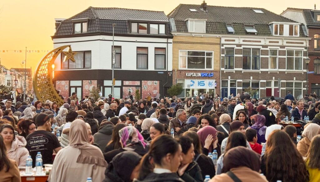 Hollanda’da sokak iftarına bin 600 kişi katıldı
