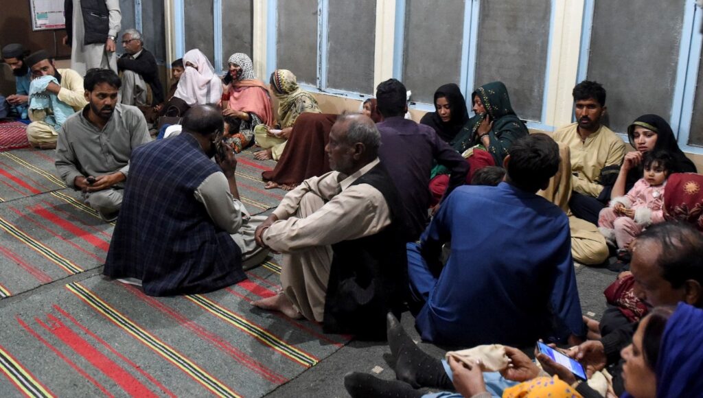 Rehine krizinde 27 meyyit: Pakistan trenindeki 155 yolcu kurtarıldı