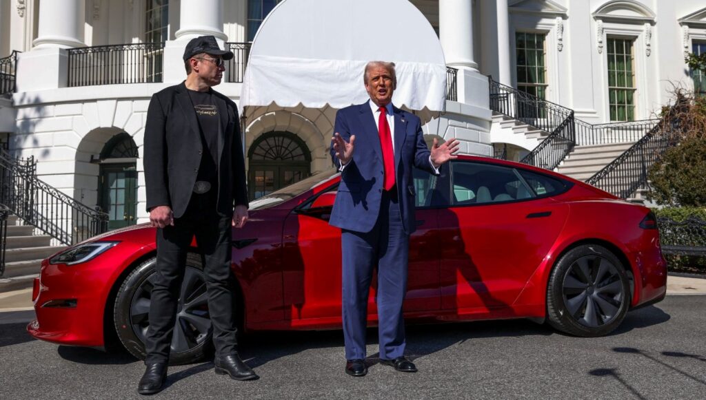 Trump’tan Musk’a takviye: Bir Tesla satın aldı
