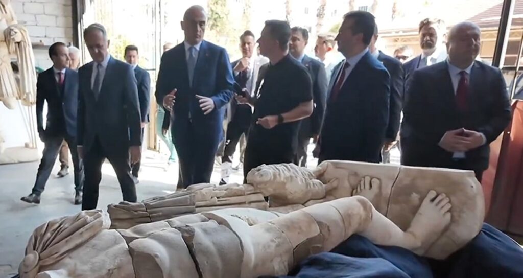 Bakan Ersoy, Aspendos’taki Hermes heykelini inceledi