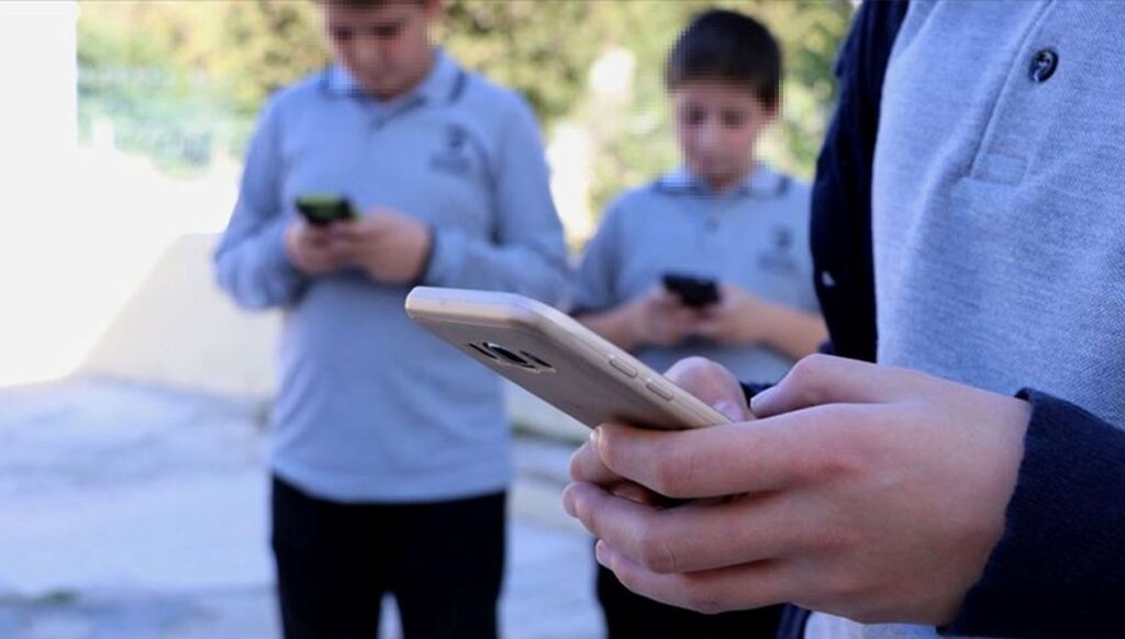 İsveç’ten örnek karar: Okullarda akıllı cep telefonu yasaklandı