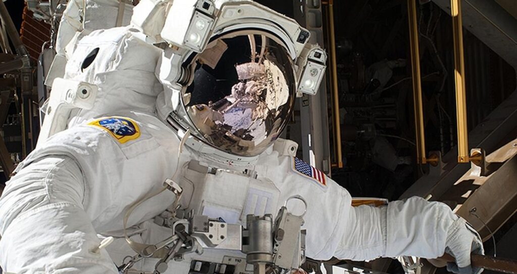 Mahsur kalan iki astronotunun yerini alacak takım uzaya gönderildi