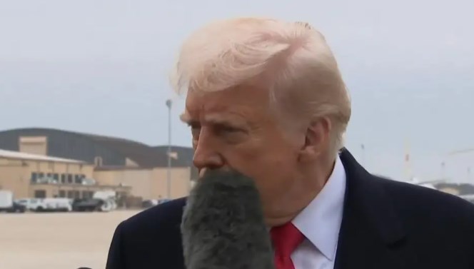 Mikrofon Trump’ın ağzına çarptı, muhabire karşıt ters baktı: “Bu gece televizyona çıktı”