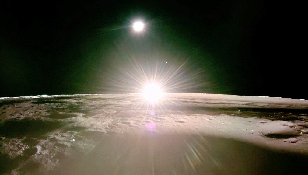 NASA bir birincisi paylaştı: Ay’da gün batımı bu türlü görünüyor!