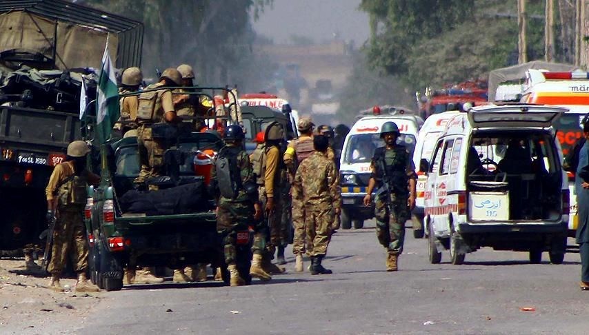 Pakistan’da bombalı taarruz: 5 güvenlik vazifelisi hayatını kaybetti