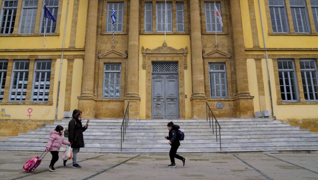 KKTC’de ortaokuldaki başörtüsü yasağı esnetildi: Bone ve bandana kararı