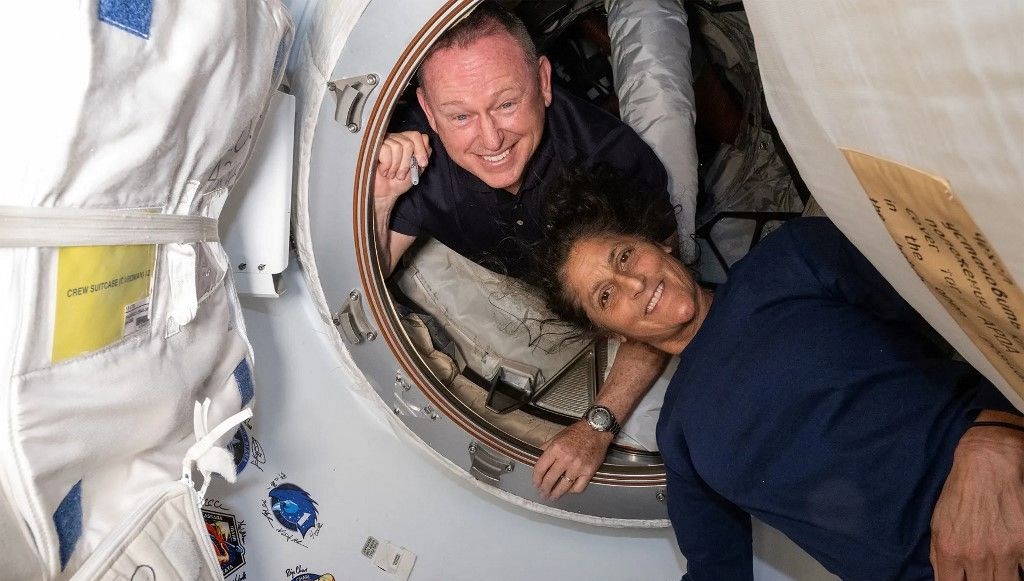 Uzayda mahsur kalan astronotlar döndü: Okyanusa indiler