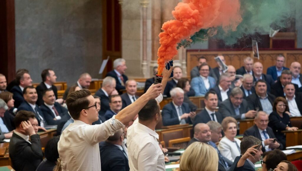 Macaristan parlamentosunda renkli protesto