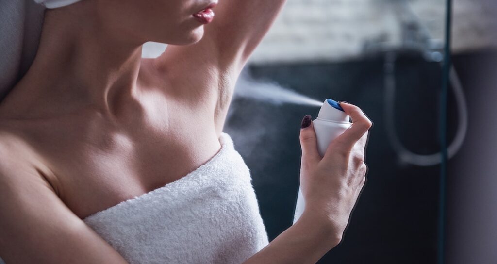 Deodorantı bir de bu türlü sıkın: Yıllardır yanlış biliniyormuş, ter kokusu bu türlü yok oluyormuş